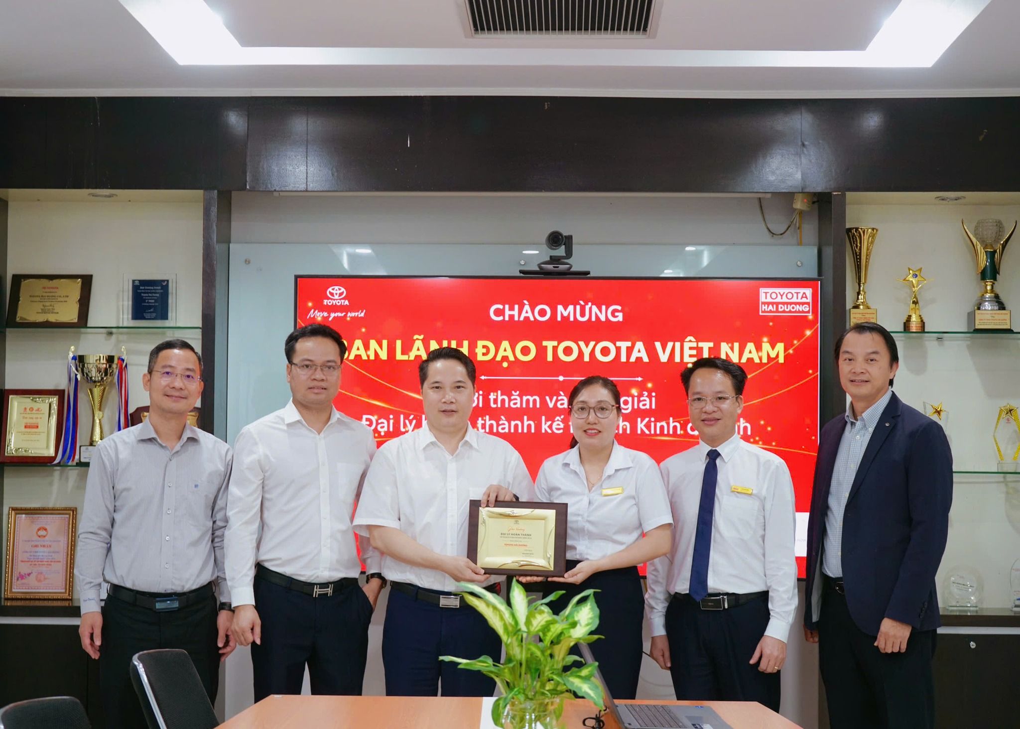 TOYOTA HẢI DƯƠNG VINH DỰ NHẬN DANH HIỆU "ĐẠI LÝ HOÀN THÀNH KẾ HOẠCH KINH DOANH NĂM 2024" DO TOYOTA VIỆT NAM TRAO TẶNG